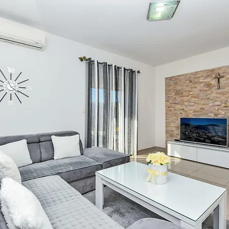 Dijana By Interhome Apartmán